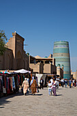Einkaufsstraße, im Hintergrund das Kalta-Minarett, Ichon Qala (Itchan Kala), UNESCO-Weltkulturerbe, Chiwa, Usbekistan, Zentralasien, Asien