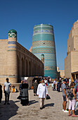 Einkaufsstraße, im Hintergrund das Kalta-Minarett, Ichon Qala (Itchan Kala), UNESCO-Weltkulturerbe, Chiwa, Usbekistan, Zentralasien, Asien