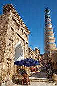 Einkaufsstraße, im Hintergrund das islamische Chodscha-Minarett, Ichon Qala (Itchan Kala), UNESCO-Welterbe, Chiwa, Usbekistan, Zentralasien, Asien