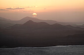 Sonnenuntergang über den vulkanischen Hügeln von Lanzarote, Kanarische Inseln, Spanien, Atlantik, Europa