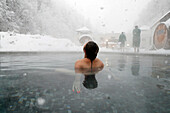 Thermalbad Saint-Gervais Mont-Blanc, Frau genießt Spa- und Wellness-Behandlung im Winter, Haute Savoie, Frankreich, Europa