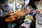 Traditioneller asiatischer Fischmarktstand mit getrockneten Krabben, Phnom Penh, Kambodscha, Indochina, Südostasien, Asien