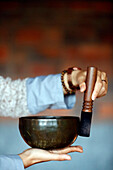 Schale in den Händen des Gebets, tibetische Klangschale, buddhistisches Instrument, das in der Klangtherapie, Meditation und Yoga verwendet wird, Quang Ninh, Vietnam, Indochina, Südostasien, Asien