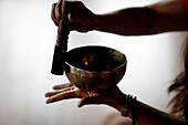 Schale in den Händen des Gebets, tibetische Klangschale, buddhistisches Instrument, das in der Klangtherapie, Meditation und im Yoga verwendet wird, Quang Ninh, Vietnam, Indochina, Südostasien, Asien