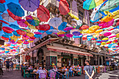 Blick auf bunte Sonnenschirme und Restaurants in der Via Gisira, Catania, Sizilien, Italien, Mittelmeer, Europa