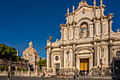 Blick auf den Dom von Sant'Agata und die Chiesa della Badia di Sant'Agata, Piazza Duomo, Catania, Sizilien, Italien, Mittelmeer, Europa