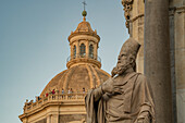 Blick auf die Rotunde der Chiesa della Badia di Sant'Agata von der Piazza Duomo bei Sonnenuntergang, Catania, Sizilien, Italien, Mittelmeer, Europa