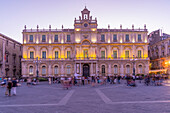 Blick auf den Palazzo Universita an der Piazza dell'Universita (Universität) in der Abenddämmerung, Catania, Sizilien, Italien, Mittelmeerraum, Europa