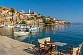 Blick auf die Verkündigungskirche mit Blick auf die Stadt Symi, Insel Symi, Dodekanes, Griechische Inseln, Griechenland, Europa