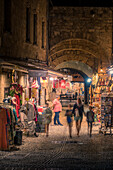 Blick auf die Geschäfte bei Nacht, Altstadt von Rhodos, UNESCO-Weltkulturerbe, Rhodos, Dodekanes, Griechische Inseln, Griechenland, Europa