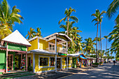 Blick auf bunte Geschäfte am Bavaro Beach, Punta Cana, Dominikanische Republik, Westindische Inseln, Karibik, Mittelamerika