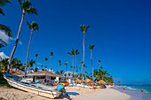 Blick auf Boot und Palmen am Bavaro Beach, Punta Cana, Dominikanische Republik, Westindische Inseln, Karibik, Mittelamerika