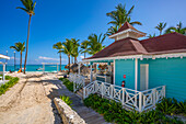 Blick auf Strandbar und Palmen am Bavaro Beach, Punta Cana, Dominikanische Republik, Westindische Inseln, Karibik, Mittelamerika