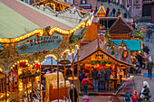 Blick auf Karussell und Weihnachtsmarktstände, in der Abenddämmerung, Römerbergplatz, Frankfurt am Main, Hessen, Deutschland, Europa