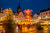 Blick auf den Weihnachtsmarkt am Brunnen Am Plan in der historischen Altstadt, Koblenz, Rheinland-Pfalz, Deutschland, Europa