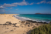 Blick auf den Strand und den Atlantischen Ozean an einem sonnigen Tag, Naturpark Corralejo, Fuerteventura, Kanarische Inseln, Spanien, Atlantik, Europa