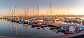 Blick auf Hafenboote bei Sonnenuntergang, Corralejo, Fuerteventura, Kanarische Inseln, Spanien, Atlantik, Europa