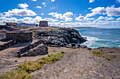 Blick auf die Burg El Toston und den Atlantischen Ozean an einem sonnigen Tag, El Cotillo, Fuerteventura, Kanarische Inseln, Spanien, Atlantik, Europa