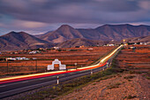 Blick auf Straße, Wegbeleuchtung und Landschaft bei Antigua, Antigua, Fuerteventura, Kanarische Inseln, Spanien, Atlantik, Europa