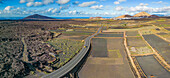 Luftaufnahme einer Straße durch Vulkanlandschaft, Timanfaya Nationalpark, Lanzarote, Las Palmas, Kanarische Inseln, Spanien, Atlantik, Europa