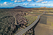 Luftaufnahme der Straße durch die Vulkanlandschaft, Timanfaya Nationalpark, Lanzarote, Las Palmas, Kanarische Inseln, Spanien, Atlantik, Europa