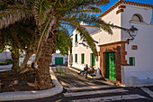 Blick auf Einheimische und Architektur, Teguise, Lanzarote, Las Palmas, Kanarische Inseln, Spanien, Atlantik, Europa