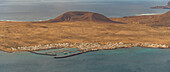 Panoramablick auf die Insel La Graciosa mit dem Ort Caleta del Sebo vom Mirador del Rio, Lanzarote, Las Palmas, Kanarische Inseln, Spanien, Atlantik, Europa