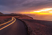 Blick vom Mirador del Rio auf Lichterketten und Vulkanküste bei Sonnenuntergang, Lanzarote, Las Palmas, Kanarische Inseln, Spanien, Atlantik, Europa