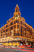 Blick auf das beleuchtete Kaufhaus Harrods in der Abenddämmerung, Knightsbridge, London, England, Vereinigtes Königreich, Europa