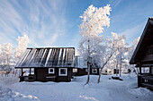 Typische Häuser von Bjorkliden, Abisko, Gemeinde Kiruna, Kreis Norrbotten, Lappland, Schweden, Europa
