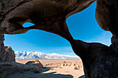 Sierra Nevada eingerahmt durch Cyclops Arch bei Alabama Hills, Lone Pine, Inyo County, Kalifornien, USA