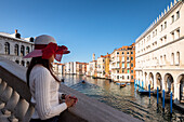 Frau an der Ponte di Rialto (Rialtobrücke), Venedig, Venetien, Italien, Europa