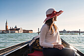 Junges Mädchen in einer Gondelfahrt in Venedig, Venetien, Italien, Europa