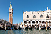 Glockenturm San Marco und Herzogspalast von einer Gondel im Meer aus, Venedig, Venetien, Italien, Europa