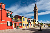 Die bunten Häuser und der Glockenturm von Burano, Insel Burano, Venedig, Venetien, Italien, Europa