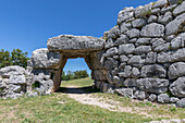Die polygonalen Befestigungsmauern von Segni, mit der Porta Saracena, Segni, Provinz Rom, Latium, Italien, Europa