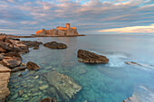 Sonnenaufgang in Le Castella, Insel Capo Rizzuto, Provinz Crotone, Kalabrien, Italien, Europa