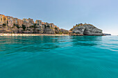 Blick auf Tropea vom Meer aus, Tropea, Provinz Vibo Valentia, Italien, Europa