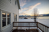 Der Blick von einem typischen norwegischen Haus in Tromso, Troms, Norwegen, Europa