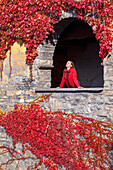 Ein Tourist sonnt sich vom Nesso Dorf im Herbst, Comer See, Comer Provinz, Lombardei, Italien, Europa (MR)