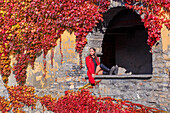 Ein Tourist blickt auf den Comer See vom Dorf Nesso aus im Herbst, Provinz Como, Lombardei, Italien, Europa (MR)