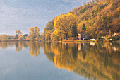 Dascio Dorf spiegelt sich im Fluss Mera, Sorico, Comer See, Comer Provinz, Lombardei, Italien, Europa