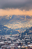 Sonnenuntergang über der Stadt Como nach dem Schneefall, Comer See, Lombardei, Italien, Europa