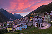 Sonnenuntergang über dem Dorf Vermiglio, Sohlental (val di Sole), Provinz Trient, Trentino-Südtirol, Italien, Europa