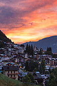 Sonnenaufgang mit Feuer auf dem Dorf Mezzana, Tal der Sole (val di Sole), Provinz Trient, Trentino-Südtirol, Italien, Europa