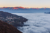Blick auf den nebelverhangenen Comer See (ramo di Lecco) bei Sonnenaufgang, vom Dorf Civenna zu den Valtellina-Bergen, Provinz Como und Lecco, Lombardei, Italien, Europa