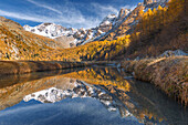 Reflexionen des Bergs Disgrazia im Herbst, Preda Rossa, Valtellina, Valmasino, Provinz Sondrio, Lombardei, Italien, Europa