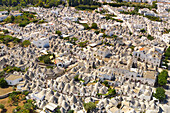 Luftaufnahme des typischen Dorfes Alberobello (Unesco-Weltkulturerbe) (Unesco-Weltkulturerbe) und seiner einzigartigen Trulli an einem herrlichen Sommertag, Gemeinde Alberobello, Provinz Bari, Region Apulien, Italien, Europa