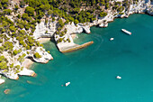 Luftaufnahme der Gargano-Küste mit ihren weißen Klippen, Höhlen und dem kristallklaren Meer, aufgenommen an einem Sommertag, Gemeinde Vieste, Provinz Foggia, Region Apulien, Italien, Europa