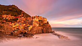 Langzeitbelichtung des Sonnenuntergangs in Manarola, Nationalpark Cinque Terre, Gemeinde Riomaggiore, UNESCO WELTKULTURERBE, Provinz La Spezia, Region Ligurien, Italien, Europa